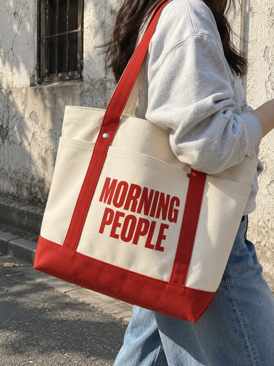 "MORNING PEOPLE" print, red handles and piping, on the shoulder