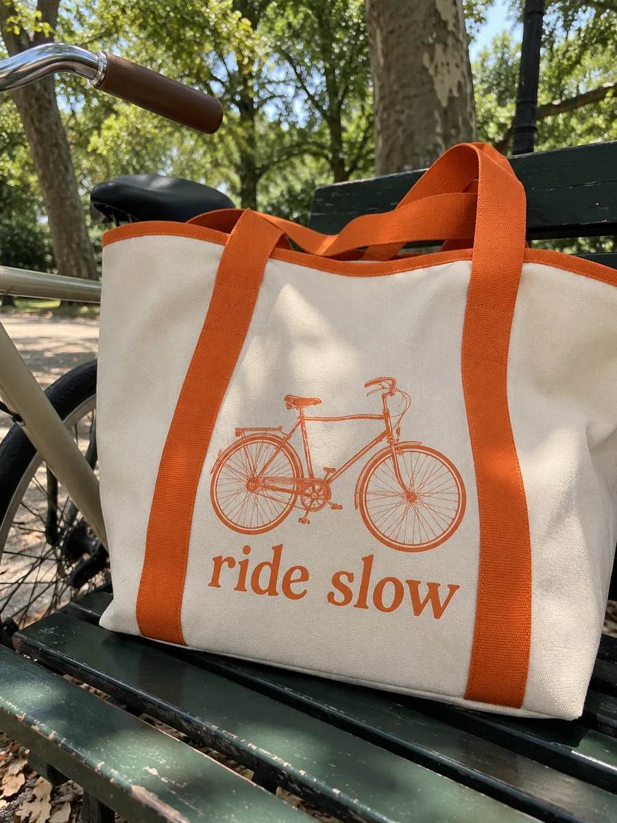 Line-Art-Druck „ride slow“, oranges Gurtband, Nahaufnahme