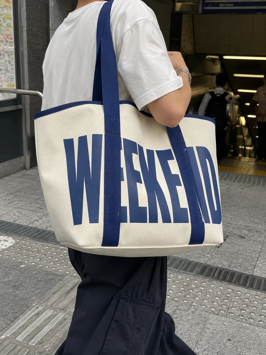 Druck „WEEKEND“, Gurtband in Navy, über der Schulter